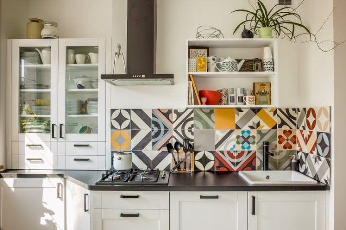 patchwork fliser på backsplash i køkkenet