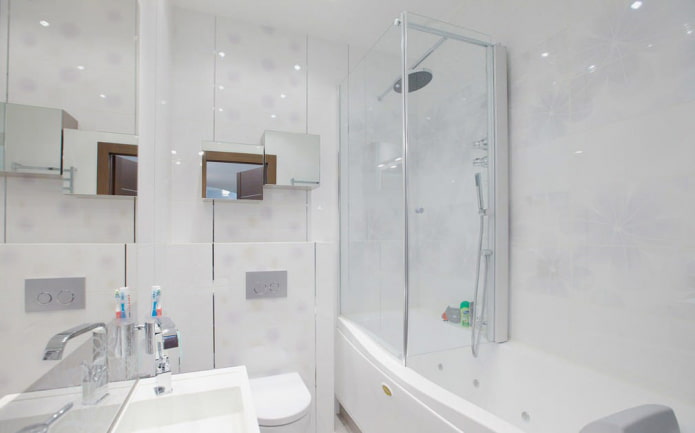 baltas modernaus stiliaus vonios kambarys