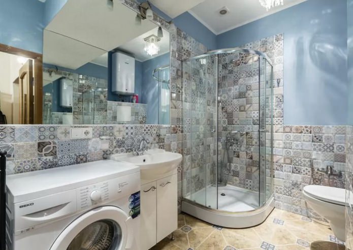 cabine de douche dans une salle de bain combinée