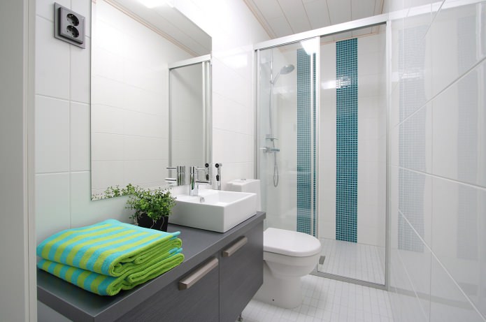 Šiuolaikiško stiliaus mažo vonios kambario su dušo kabina dizainas