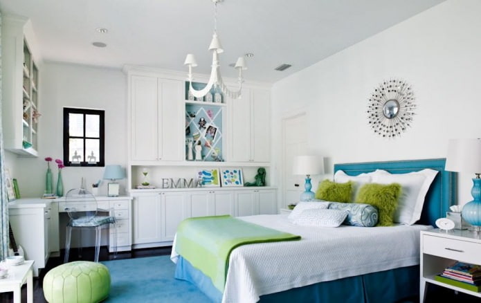 Pereți albi într-un dormitor modern