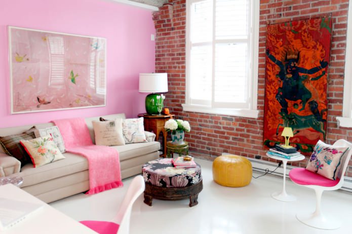 rozā krāsa dzīvojamās istabas interjerā