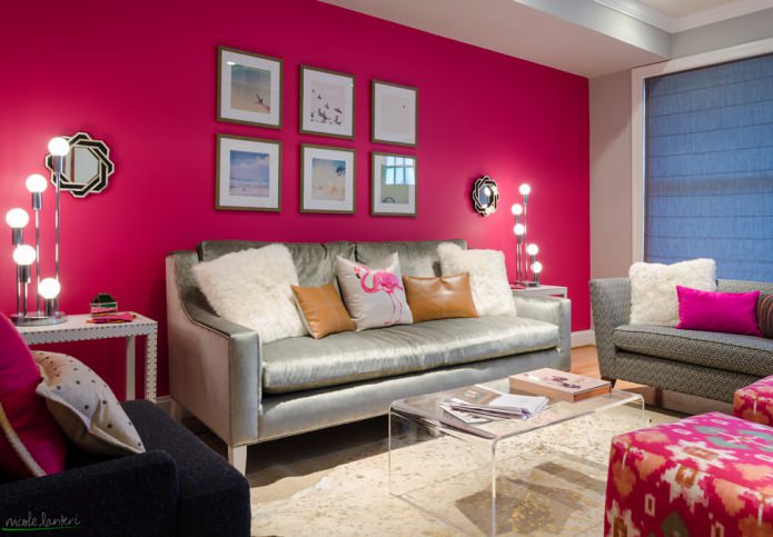 vaaleanpunainen väri olohuoneen sisätiloissa