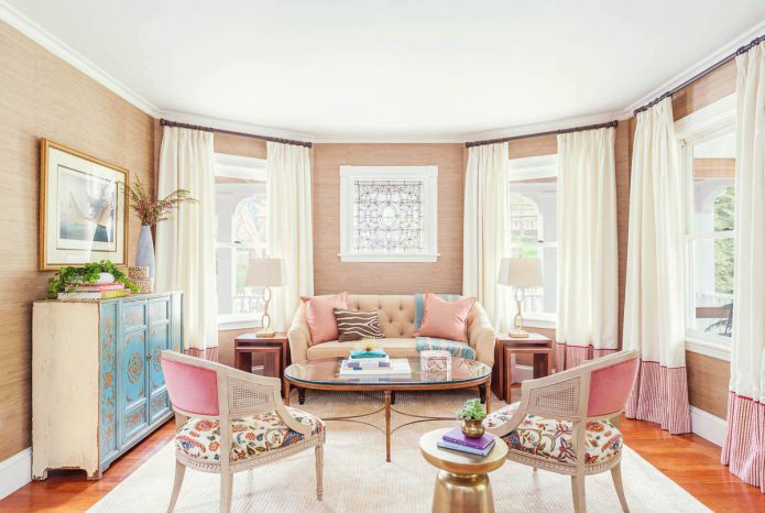 Ružičasti dizajn dnevne sobe