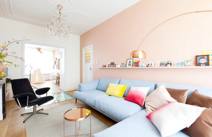 růžová barva v interiéru obývacího pokoje