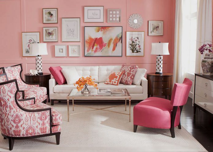 interiér obývacího pokoje v růžových barvách