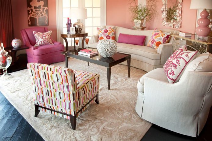 vaaleanpunainen olohuoneen suunnittelussa
