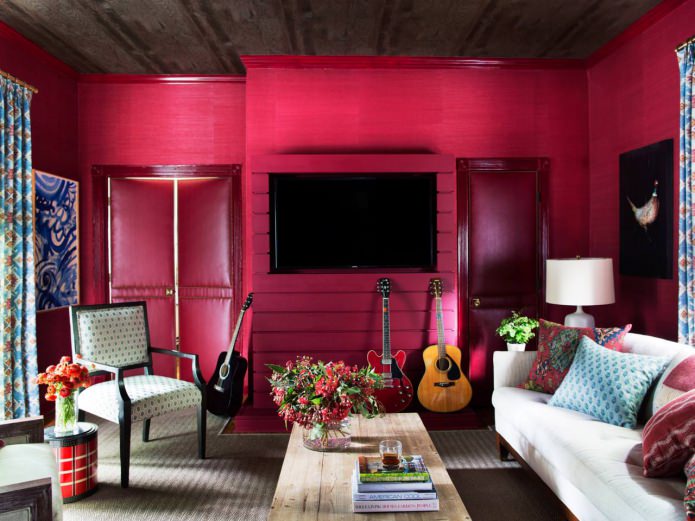 ruang tamu dengan warna merah jambu
