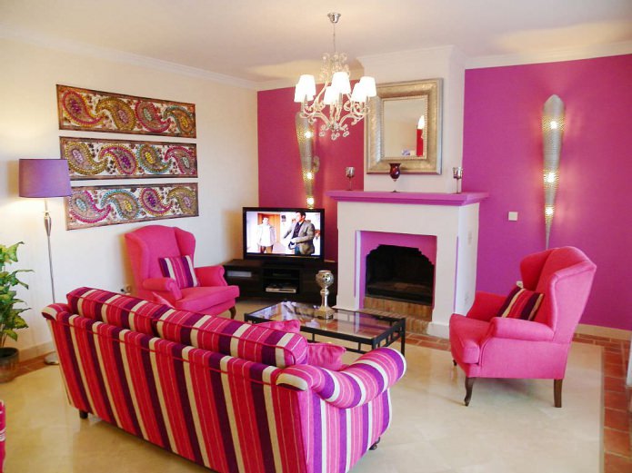 Růžová barva v obývacím pokoji