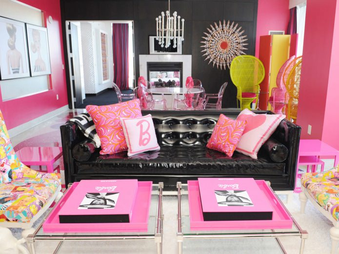 soggiorno in colori rosa brillante