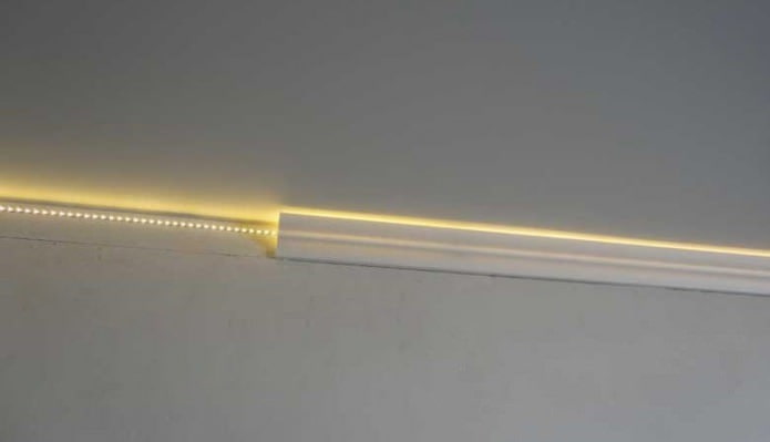 Battiscopa con illuminazione nascosta per soffitti tesi