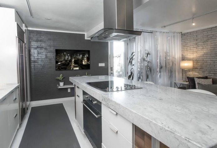 tehlová sivá stena v kuchyni