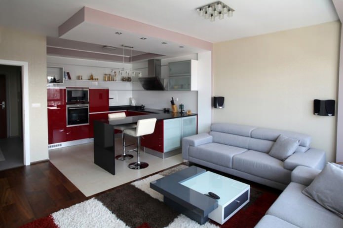 Kombinovaná kuchyň - obývací pokoj s barovým pultem