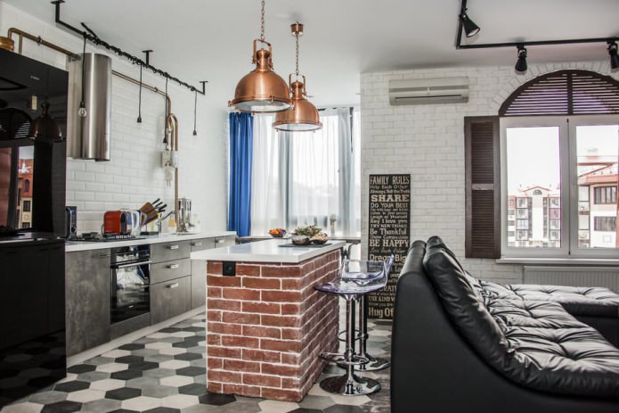 ontwerp van een keuken-woonkamer met een toog met een bakstenen basis