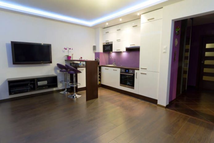 Virtuves un viesistabas dizains ar bāra leti baltos un violetos toņos