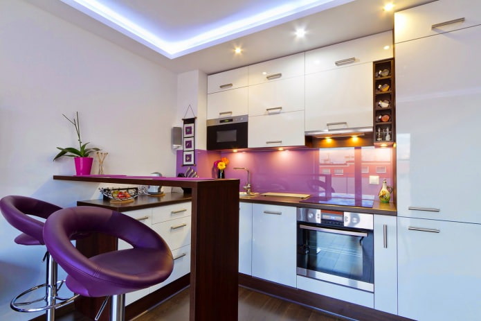 Design della cucina con un bancone bar nei toni del bianco e del viola