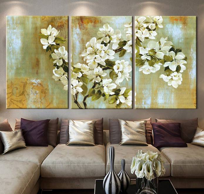 ציור מודולרי עם פרחים בפנים הסלון