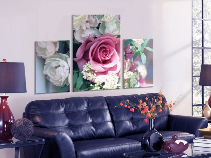 Modulárna maľba s ružami v interiéri obývacej izby