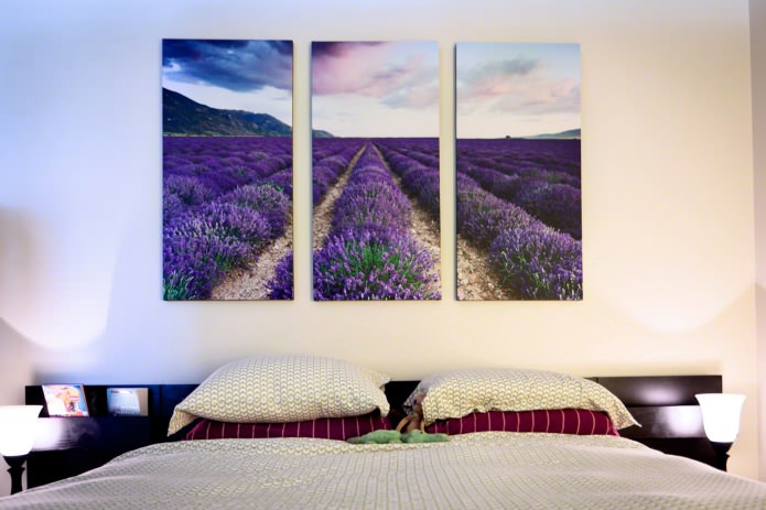 pictura modulară cu flori în designul dormitorului