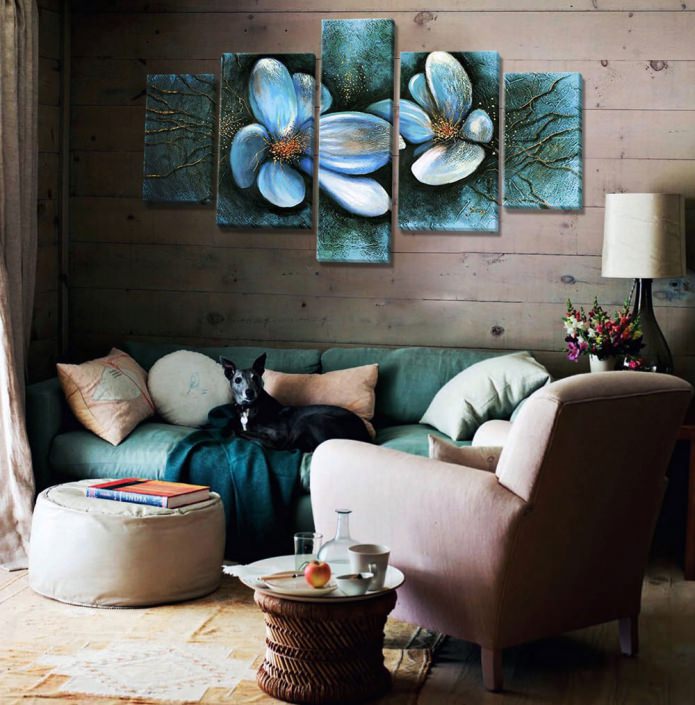 Modulární malba s květinami v interiéru obývacího pokoje