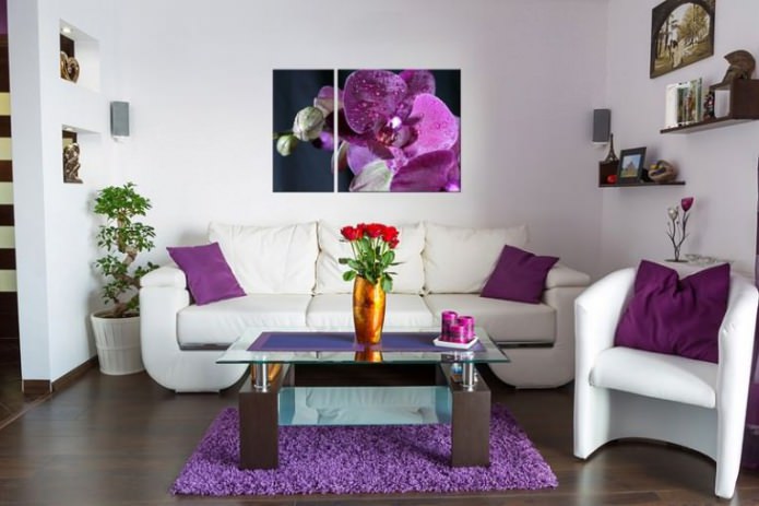 Moderná modulárna maľba v interiéri obývacej izby