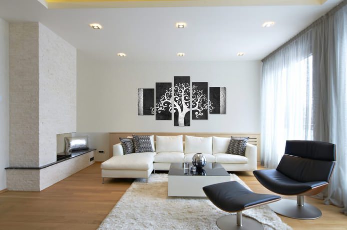 Moderne modulmaleri i det indre af stuen