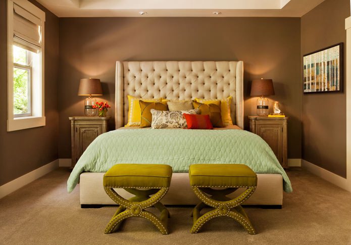combinazione di verde e marrone all'interno della camera da letto