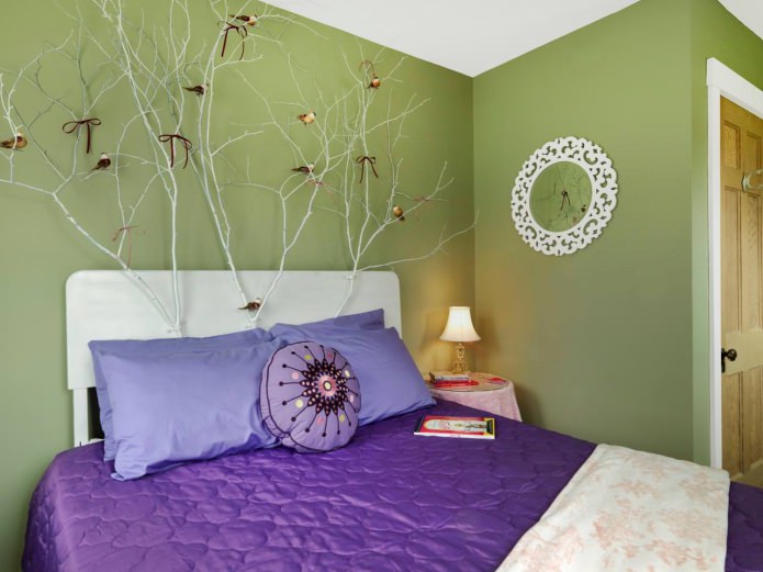 Yatak odasında yeşil boyalı duvarlar