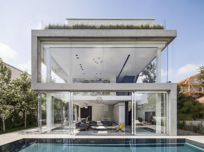 dvoupodlažní dům s panoramatickými okny