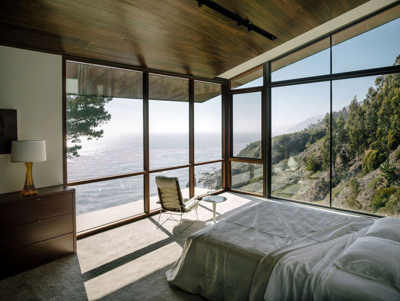 interior dormitor într-o casă de țară cu ferestre panoramice