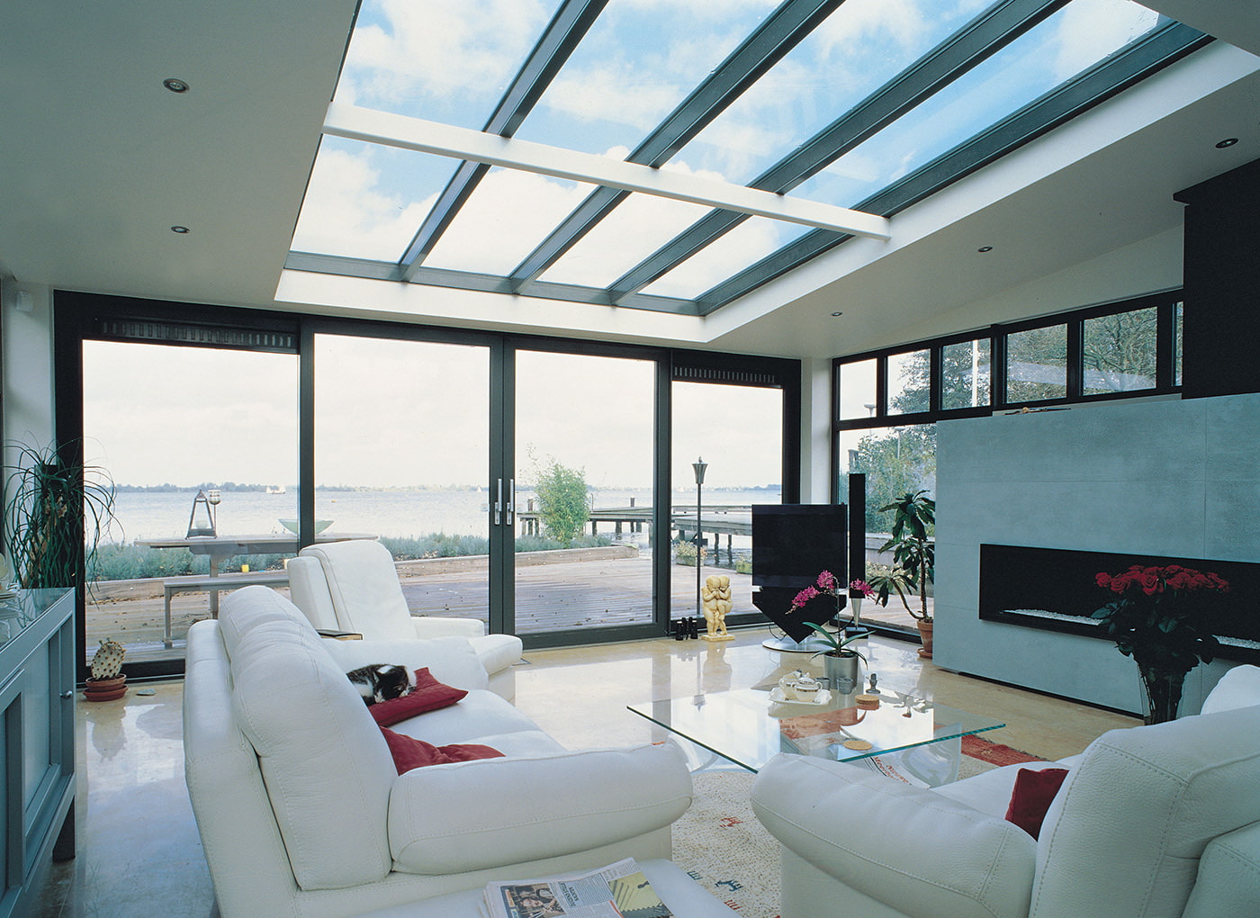 interiér obývacej izby vo vidieckom dome s panoramatickými oknami