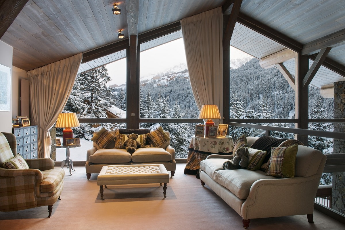 interiér obývacej izby vo vidieckom dome s panoramatickými oknami