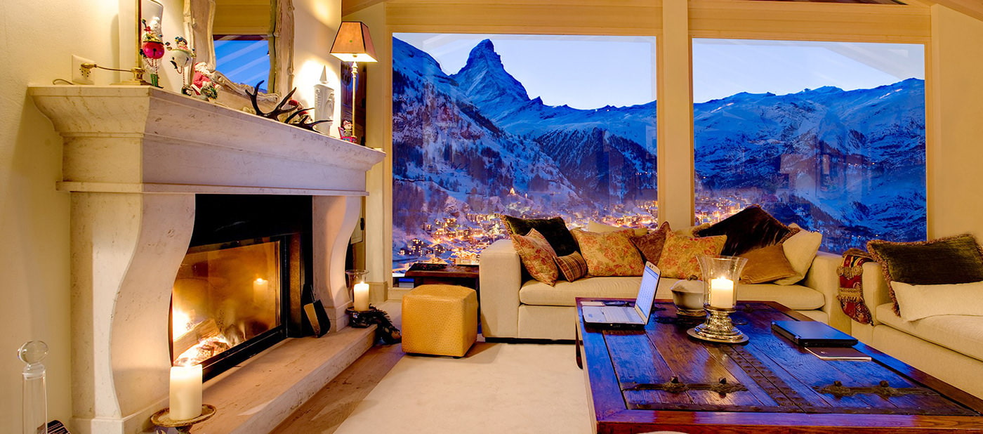 panoramik pencereli bir kır evinde oturma odası iç