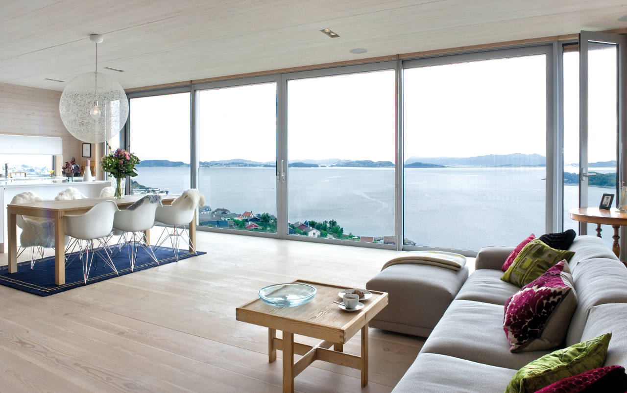 Interiér obývacej izby vo vidieckom dome s panoramatickými oknami