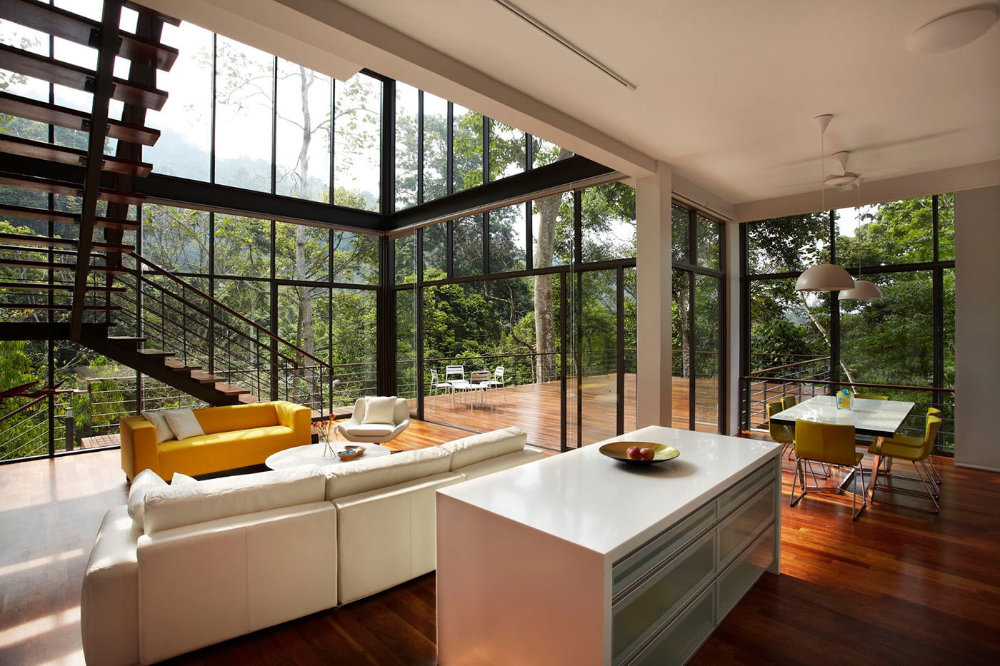 interior cameră de zi într-o casă de țară cu ferestre panoramice