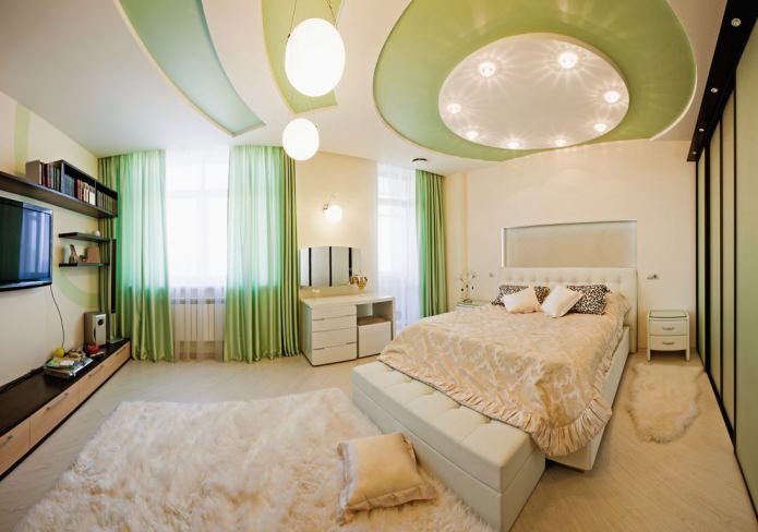 miegamojo dviejų lygių įtempiamos lubos baltos ir žalios spalvos