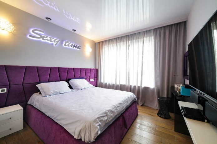makuuhuone violetilla vuoteella