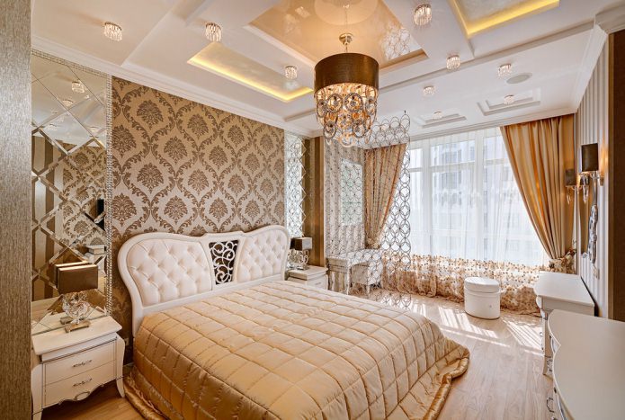 Klasikinio stiliaus rudos sienos miegamajame