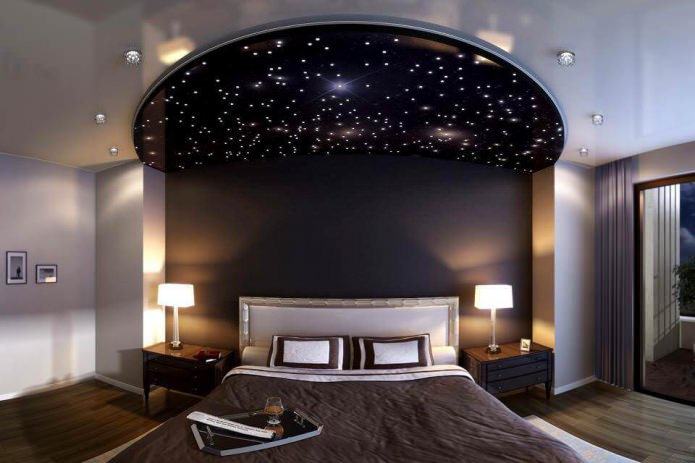 tavan întins în dormitor cu iluminare