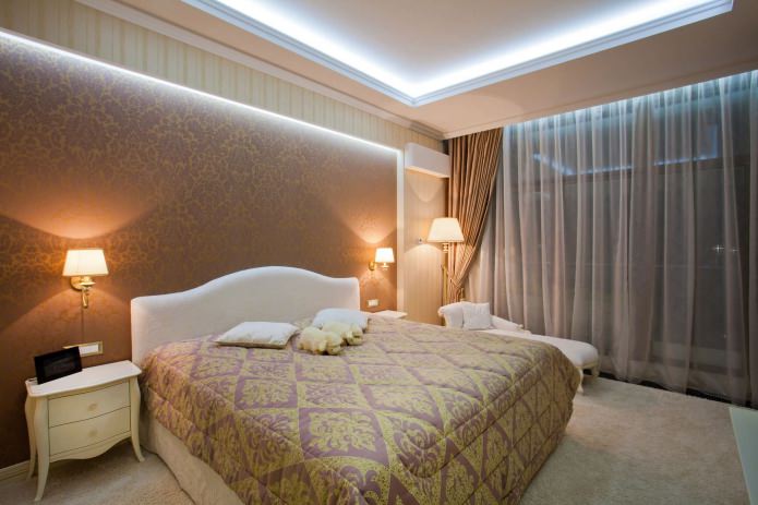 strečový strop v spálni s osvetlením
