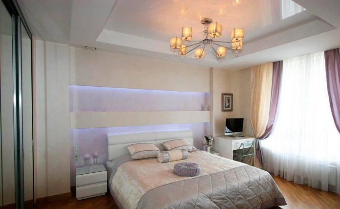 yatak odasının iç kısmında beyaz iki seviyeli germe tavan