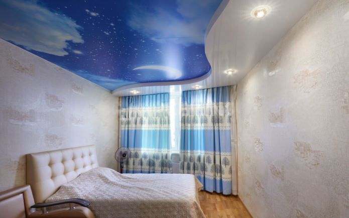tavan întins cu imprimare foto în interiorul dormitorului