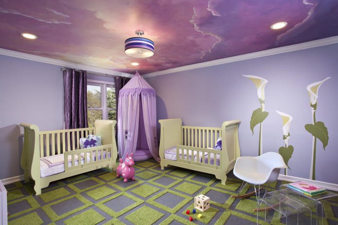 tavan întins violet în interiorul unei camere pentru copii