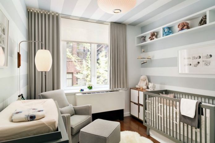 tapeta v šedé a bílé barvě v dětském pokoji pro novorozence
