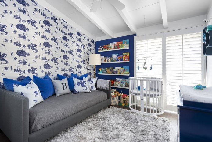 biela a modrá tapeta v detskej izbe pre chlapca