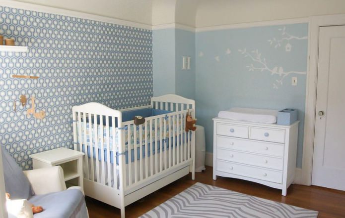 carta da parati blu nella stanza dei bambini per un neonato