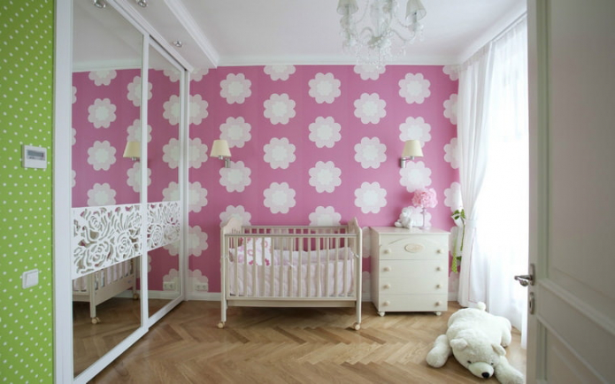 růžové květinové tapety v dětském pokoji