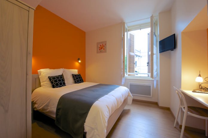 biało-pomarańczowa sypialnia