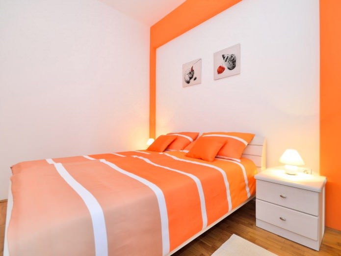 orange og hvidt sengelinned