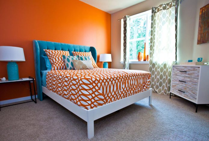 giường màu xanh da trời bọc nệm tường màu cam